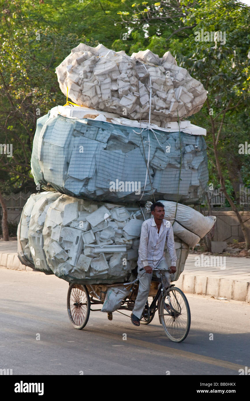 Riciclatore indiano con un carico di polistirolo a Delhi in India Foto Stock