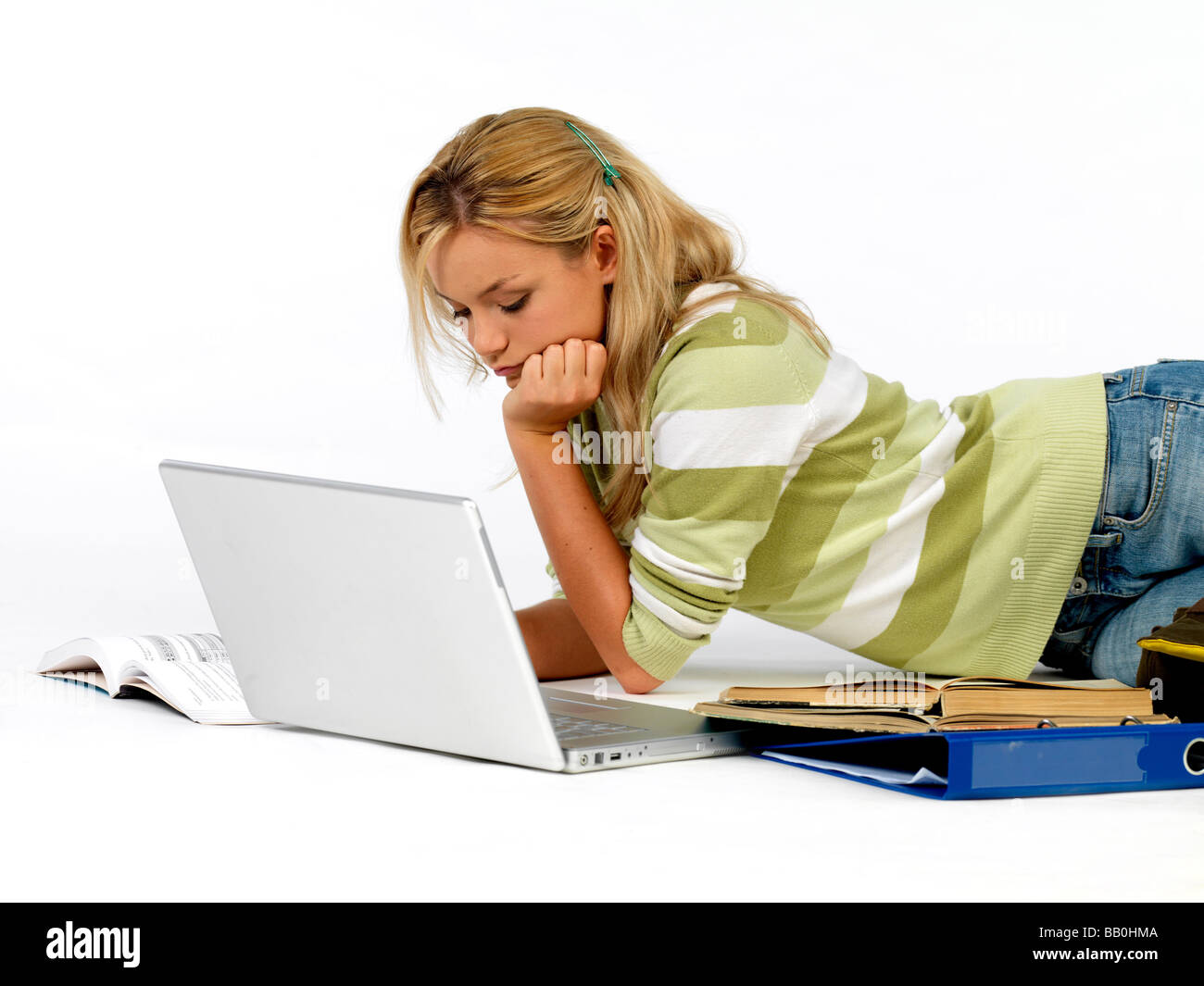 Persone, donna, ragazza, 15-20, 20-25, bionda, laici, pavimento, imparare, studio, leggere, laptop, personal computer, comunicazione, internet, Foto Stock