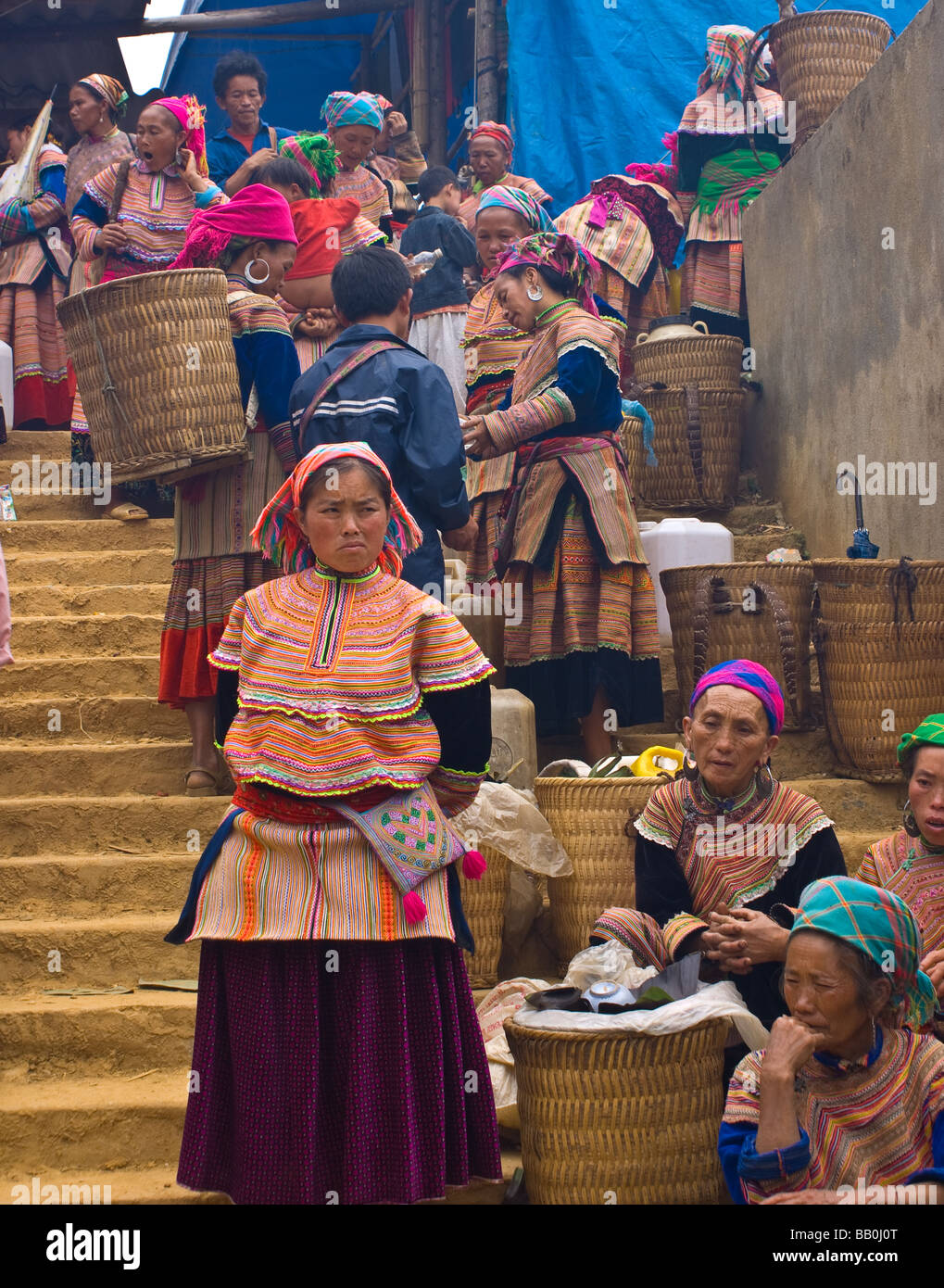 Fiore donne Hmong in corrispondenza può cau mercato, Vietnam del Nord Foto Stock