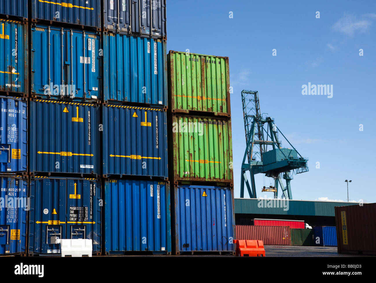 Gru e contenitori su un dockside pronti per il caricamento su una nave portacontainer, Greenock, Scozia Foto Stock