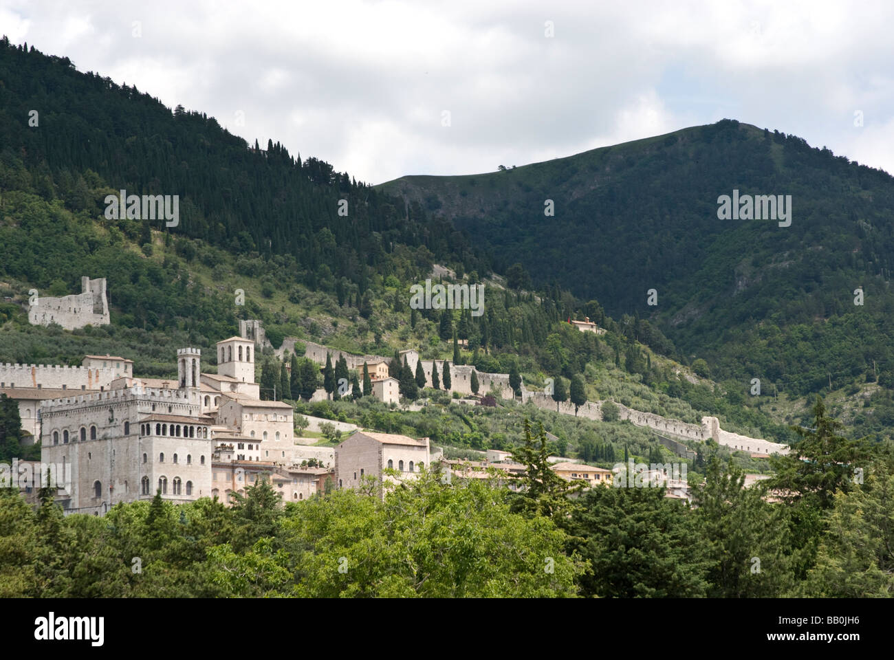 Gubbio è una città e comune in estremo nordest della provincia italiana di Perugia (Umbria) si trova sulla prima pendenza di Mt. Ingino, una piccola montagna dell'Appennino. Foto Stock