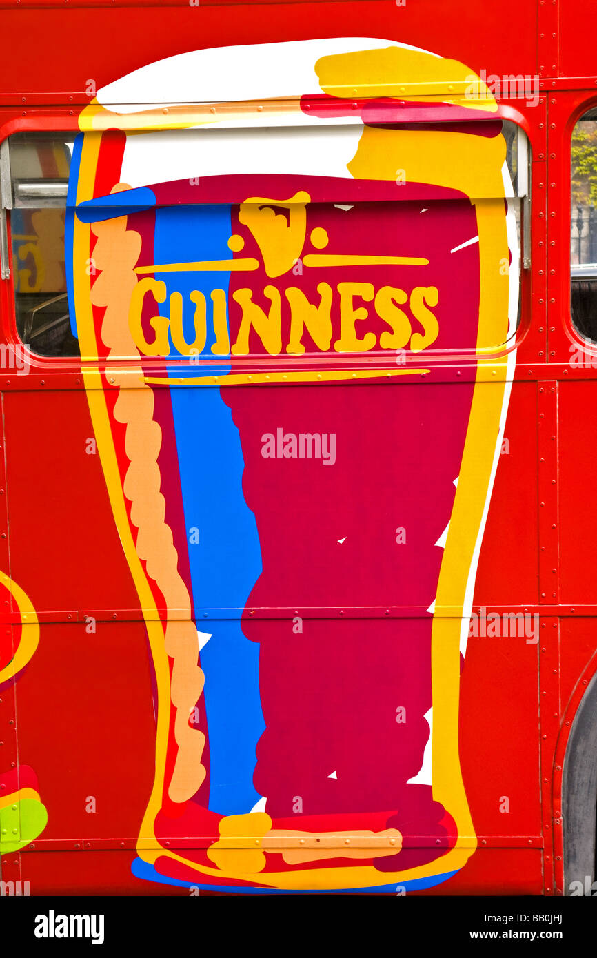Un annuncio pubblicitario per Guinness su un bus Foto Stock