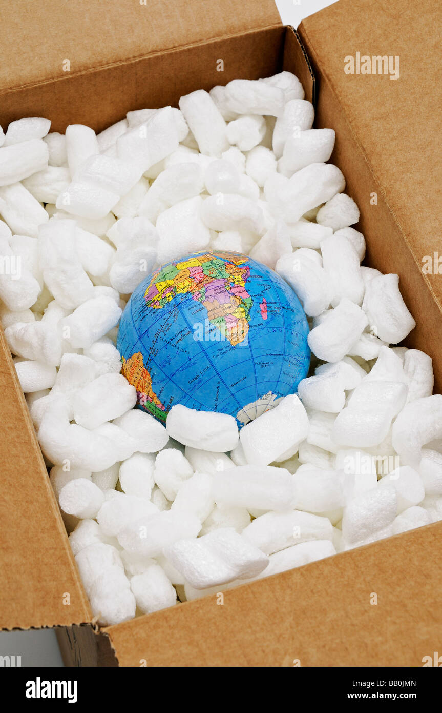Globe di aprire una scatola di cartone circondato da imballaggio protettivo Foto Stock