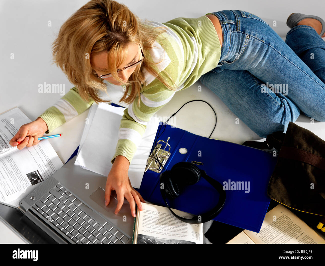 Persone Ragazza donna 15 20 20 25 bionda pavimento laici per saperne di studio leggere pen vetri ottici cuffie legante file laptop personal compu Foto Stock