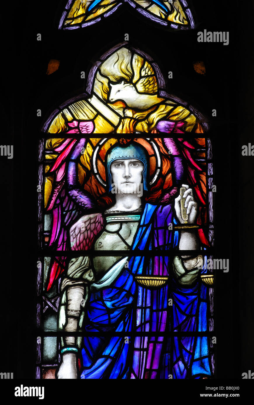 Michele Arcangelo in vetro colorato, Chiesa della Santa Trinità, Churchover, Warwickshire, Inghilterra, Regno Unito Foto Stock