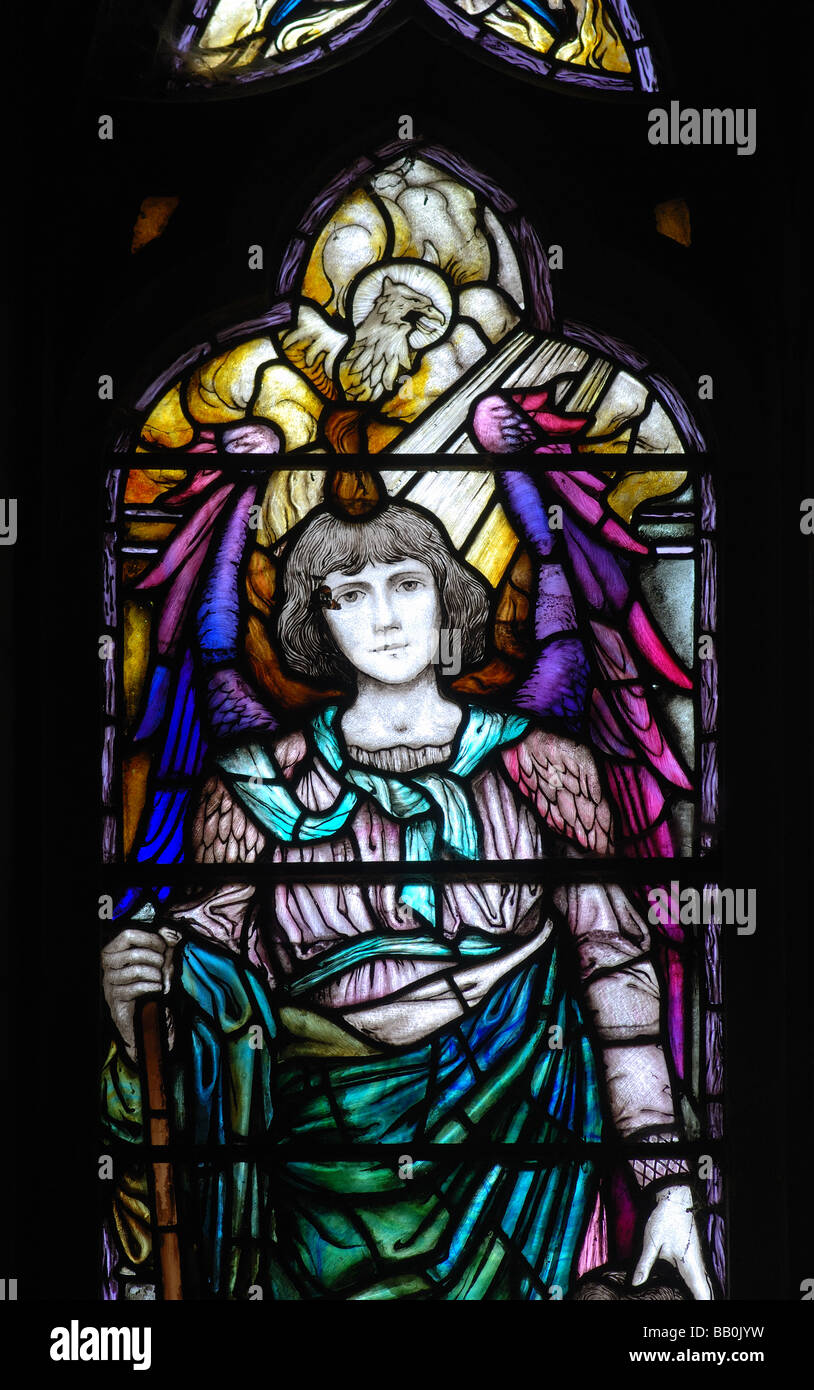 Raffaele Arcangelo in vetro colorato, Chiesa della Santa Trinità, Churchover, Warwickshire, Inghilterra, Regno Unito Foto Stock