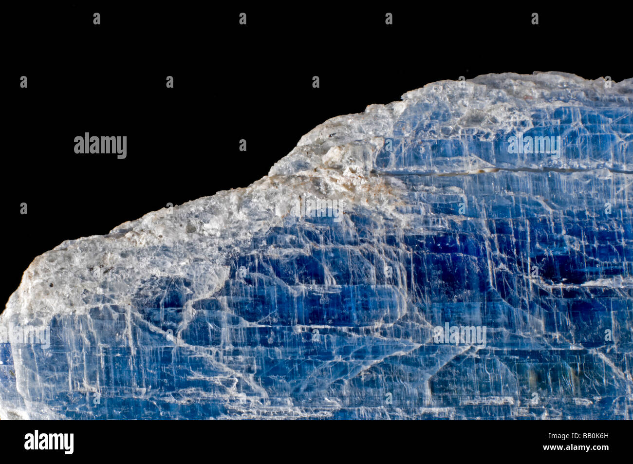 Cianite cristalli - Formato di silicato in rocce metamorfiche Foto Stock