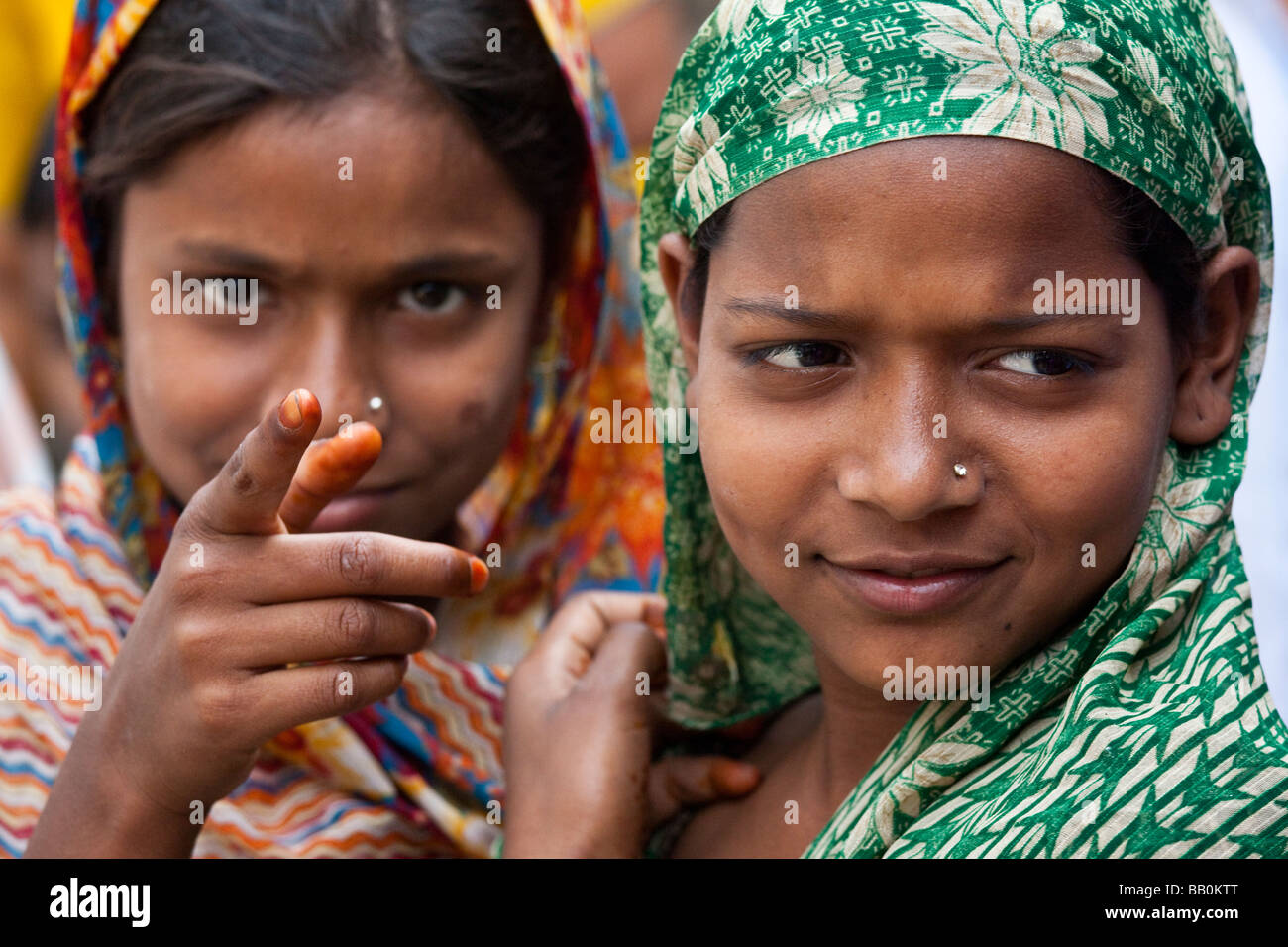 Giovani ragazze musulmane a Nizamuddin Santuario a Delhi in India Foto Stock