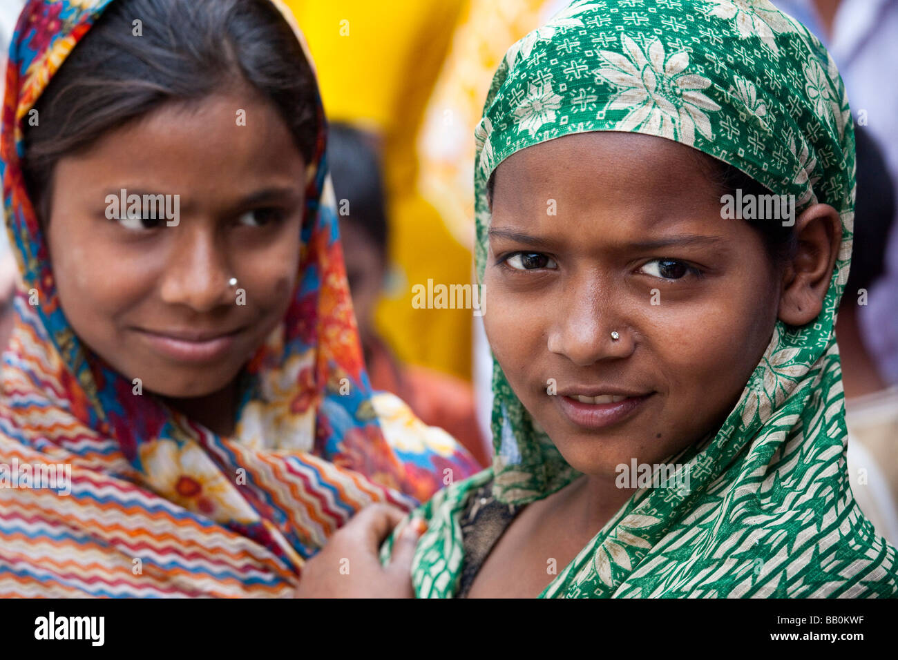 Giovani ragazze musulmane a Nizamuddin Santuario a Delhi in India Foto Stock