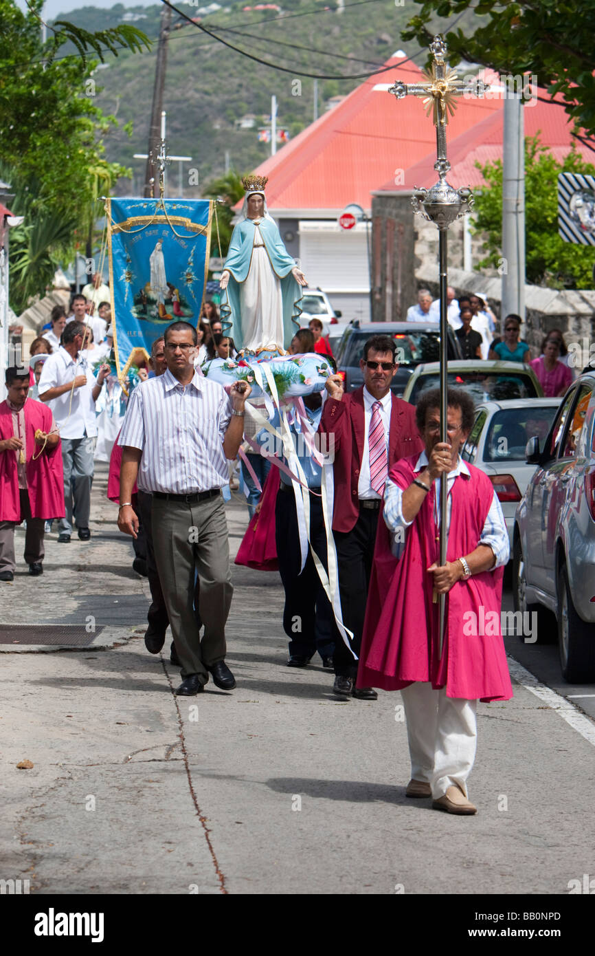I marinai la celebrazione eucaristica e la benedizione della processione a mare Gustavia Saint Barthelemy giorno Foto Stock