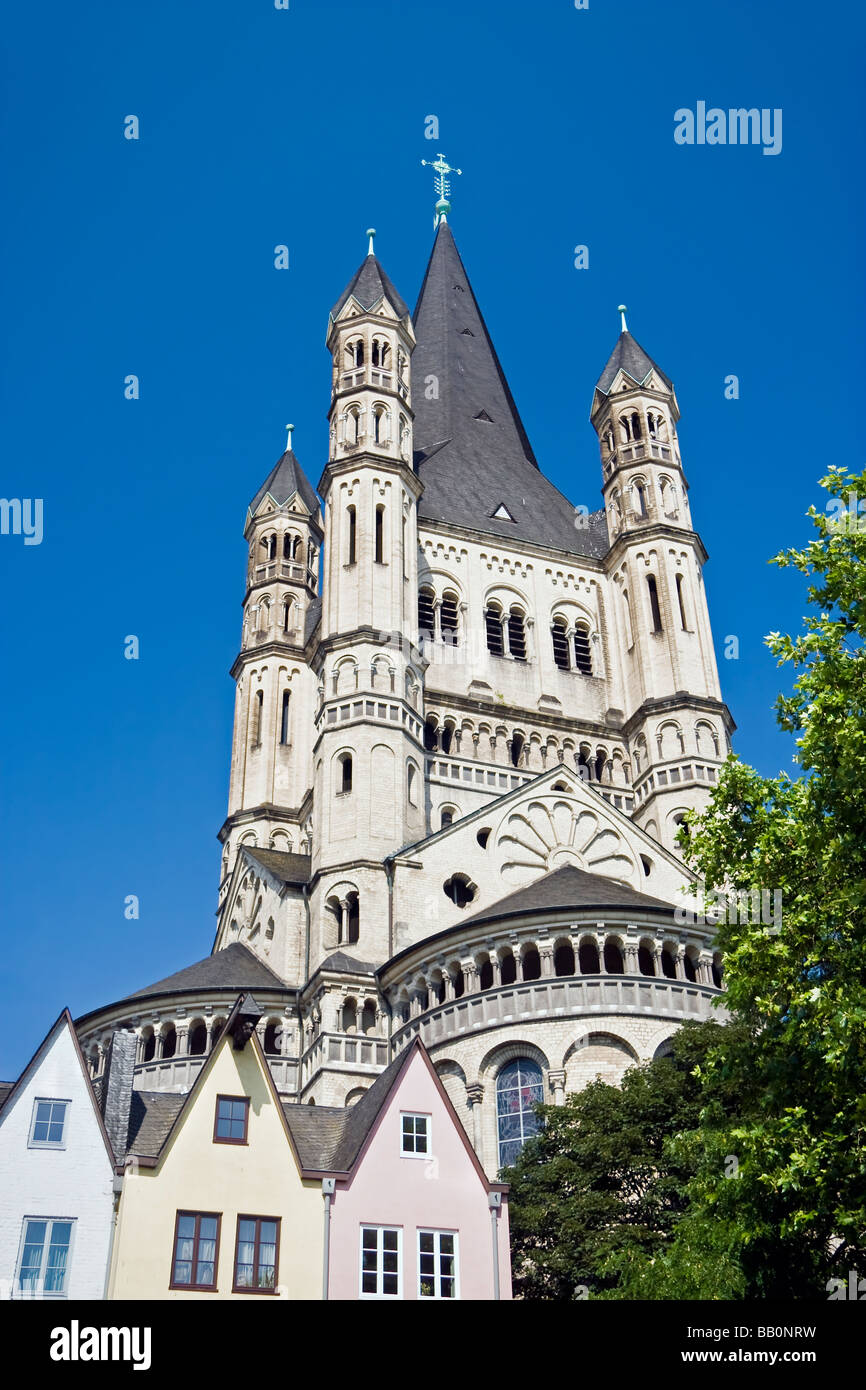 Chiesa del grande San Martin e il centro storico (Altstadt), Colonia, Germania Foto Stock