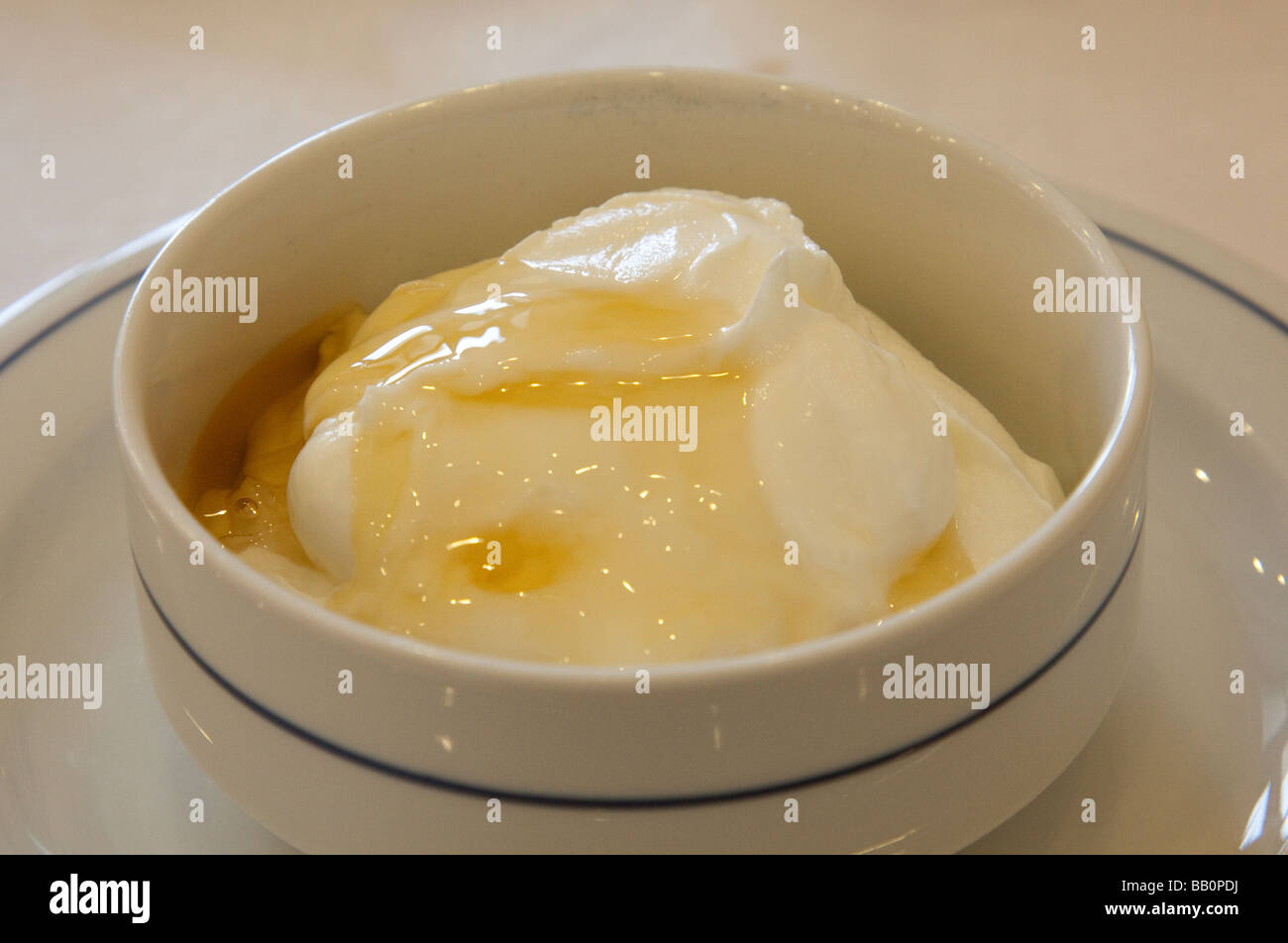 Yogurt greco con miele Foto Stock