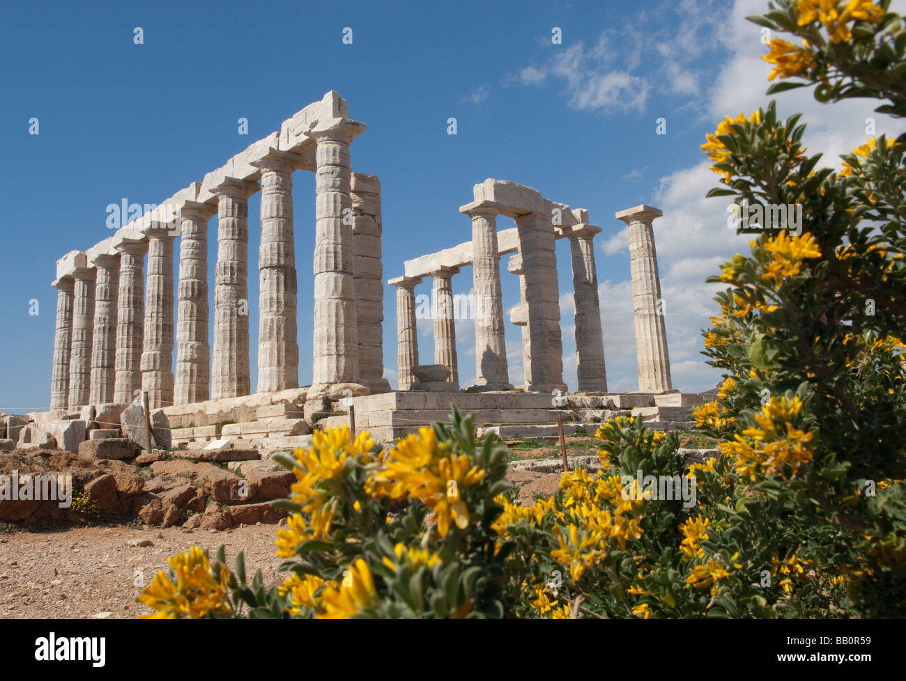 Capo Sounion fa notare come il sito di rovine del greco antico tempio di Poseidone, il dio del mare nella mitologia classica. Foto Stock
