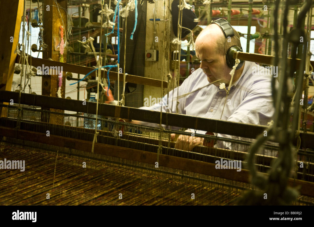 Uomo irlandese tesse le coperte di lana fabbrica, Irlanda Foto stock - Alamy