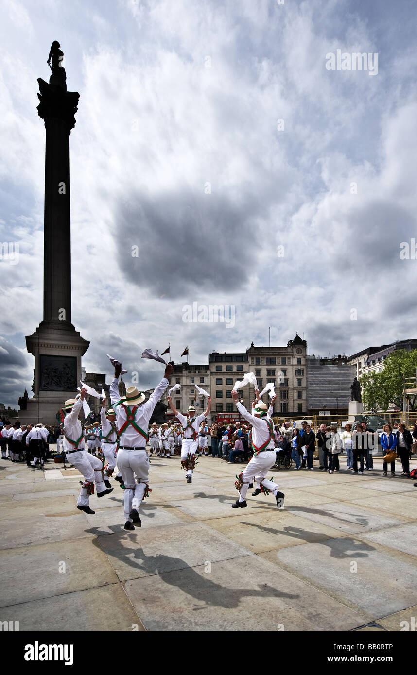 Westminster Morris uomini ballare al Westminster Giorno della danza in Trafalgar Square a Londra. Foto di Gordon Scammell Foto Stock