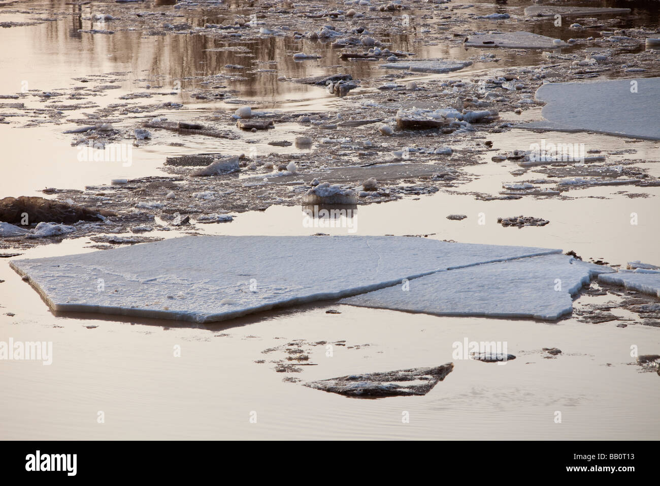 Rompere il ghiaccio fino a molla sul Fiume Giallo in Cina settentrionale Foto Stock
