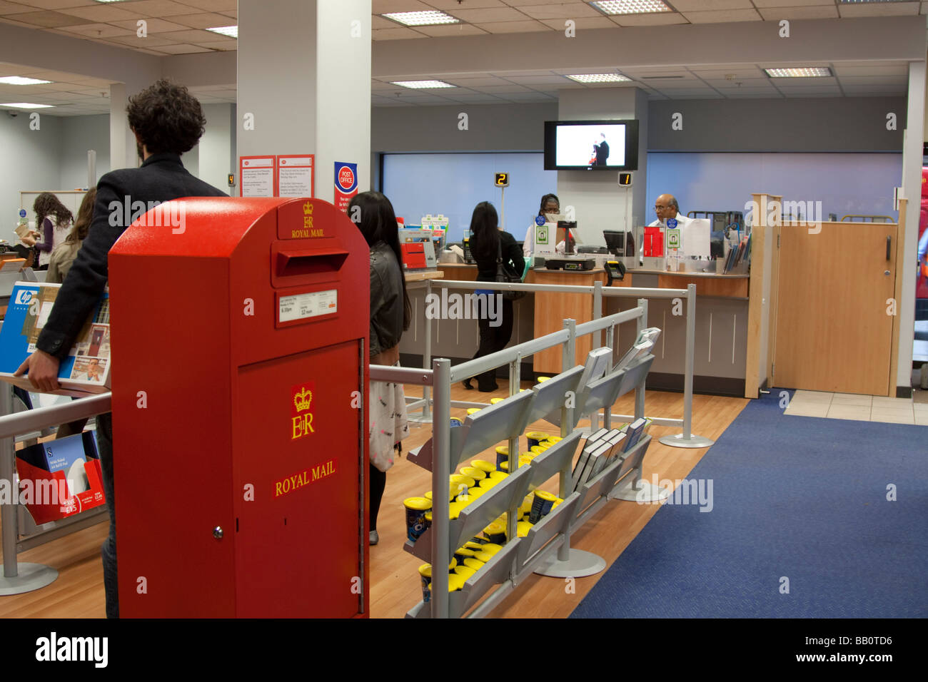 Royal Mail Post Office all'interno di W H Smith Plaza Oxford Street London  Foto stock - Alamy