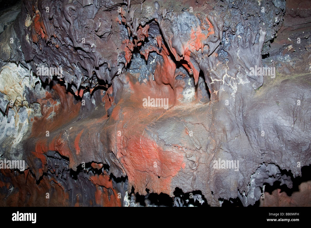 Lava raffreddata con ossido di ferro di deposito all'interno del tubo di lava. Big Island delle Hawaii Foto Stock