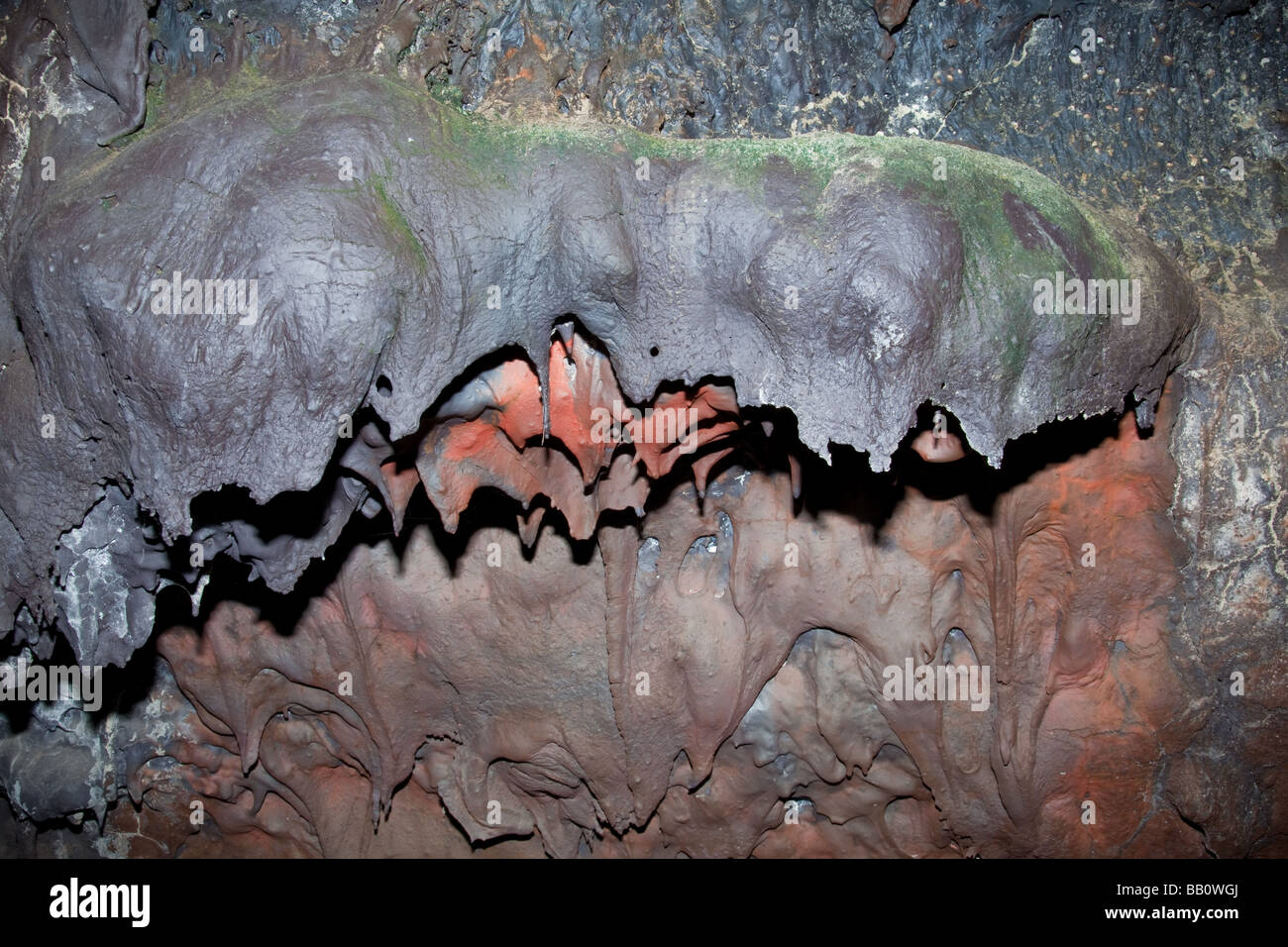 Lava raffreddata con ossido di ferro di deposito all'interno del tubo di lava. Big Island delle Hawaii Foto Stock