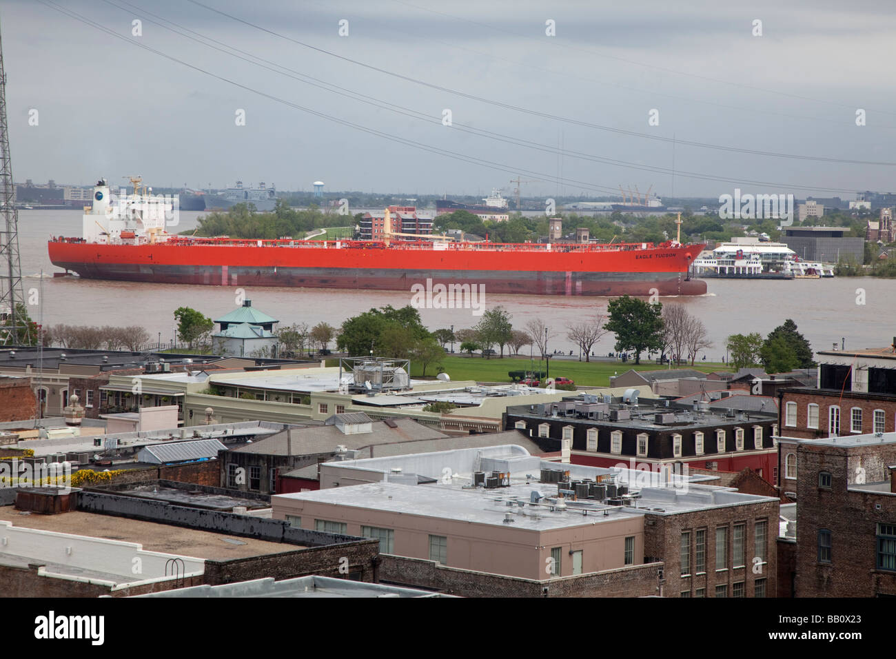 New Orleans in Louisiana l'Aquila Tucson passa il quartiere francese sulla sua strada verso il fiume Mississippi Foto Stock