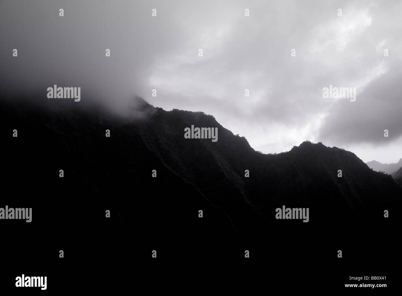 Visualizzazione bianco e nero di Koolau gamma di montagna al tramonto Foto Stock