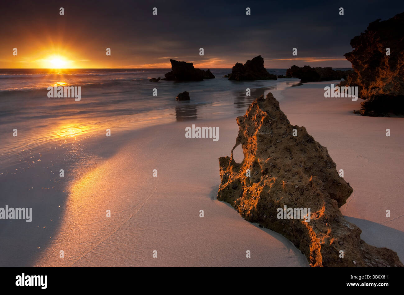 Il sole la caduta nell'Oceano Indiano a Trigg Beach a Perth, Western Australia Foto Stock