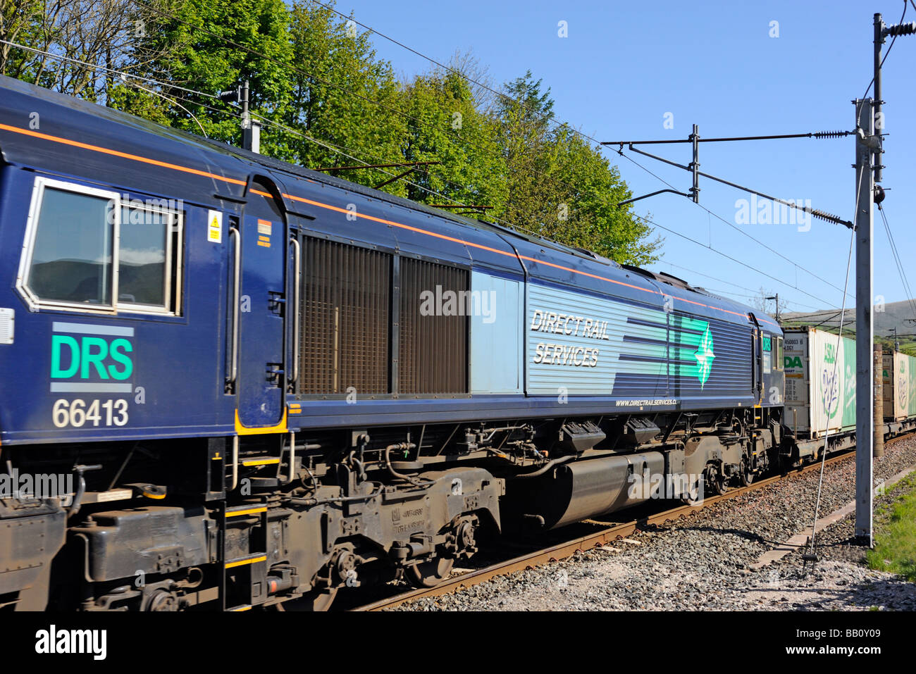 Direct Rail Services Class 66/4 elettrica diesel locomotiva merci, numero 66413, in velocità. Linea principale costa occidentale, Cumbria. Foto Stock