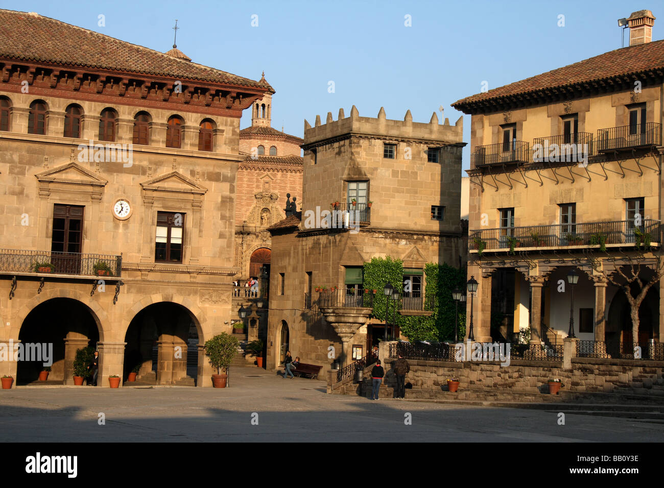 La piazza principale del Pueblo Espagnol, o città spagnola, nel quartiere di Montjuic di Barcellona, Spagna. Foto Stock