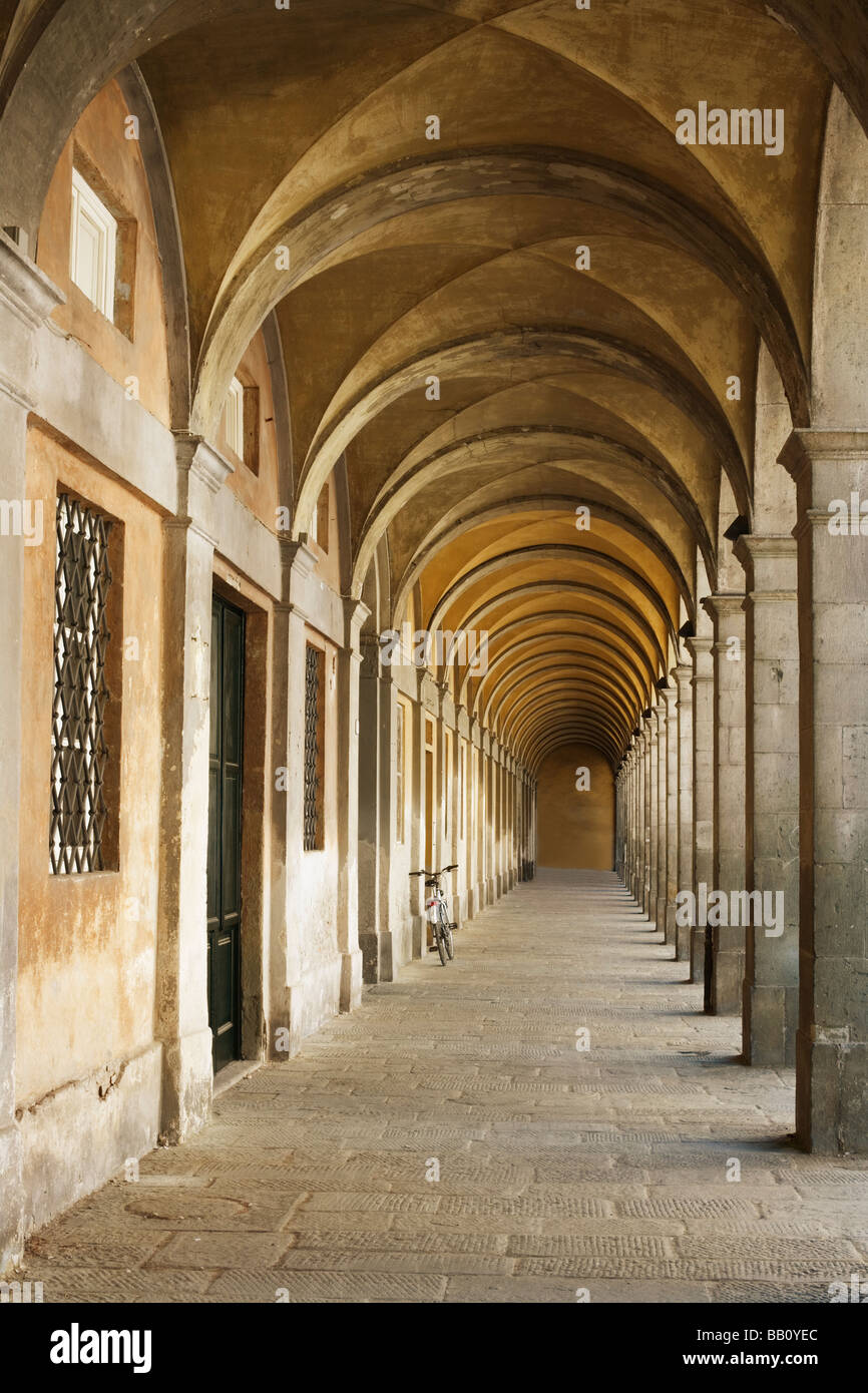 Tetto ad arco passaggio - Lucca - Toscana - Italia Foto Stock