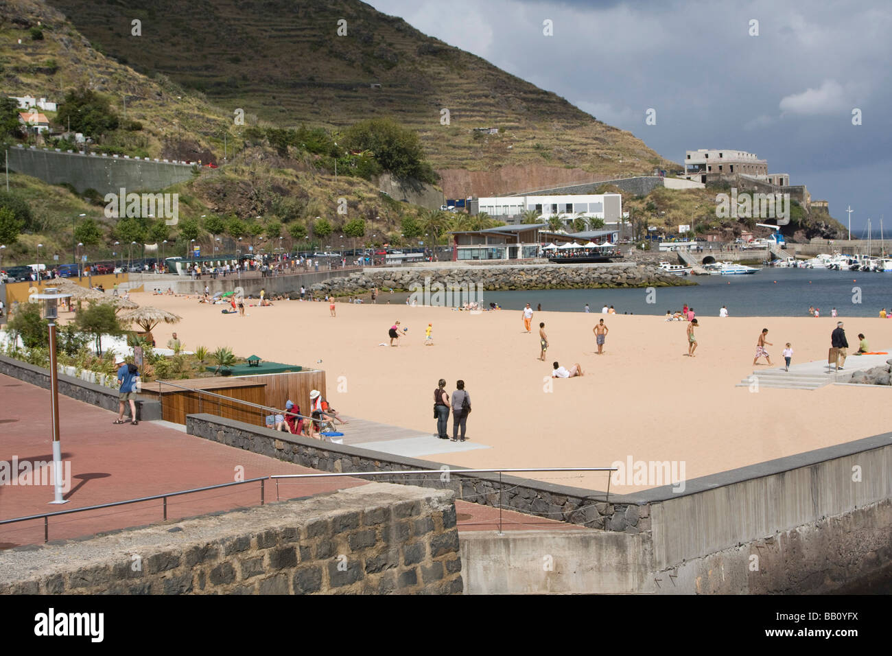 L'uomo fatto di spiaggia di sabbia importata machico madeira cittadina balneare isola portoghese nella metà Oceano Atlantico Foto Stock
