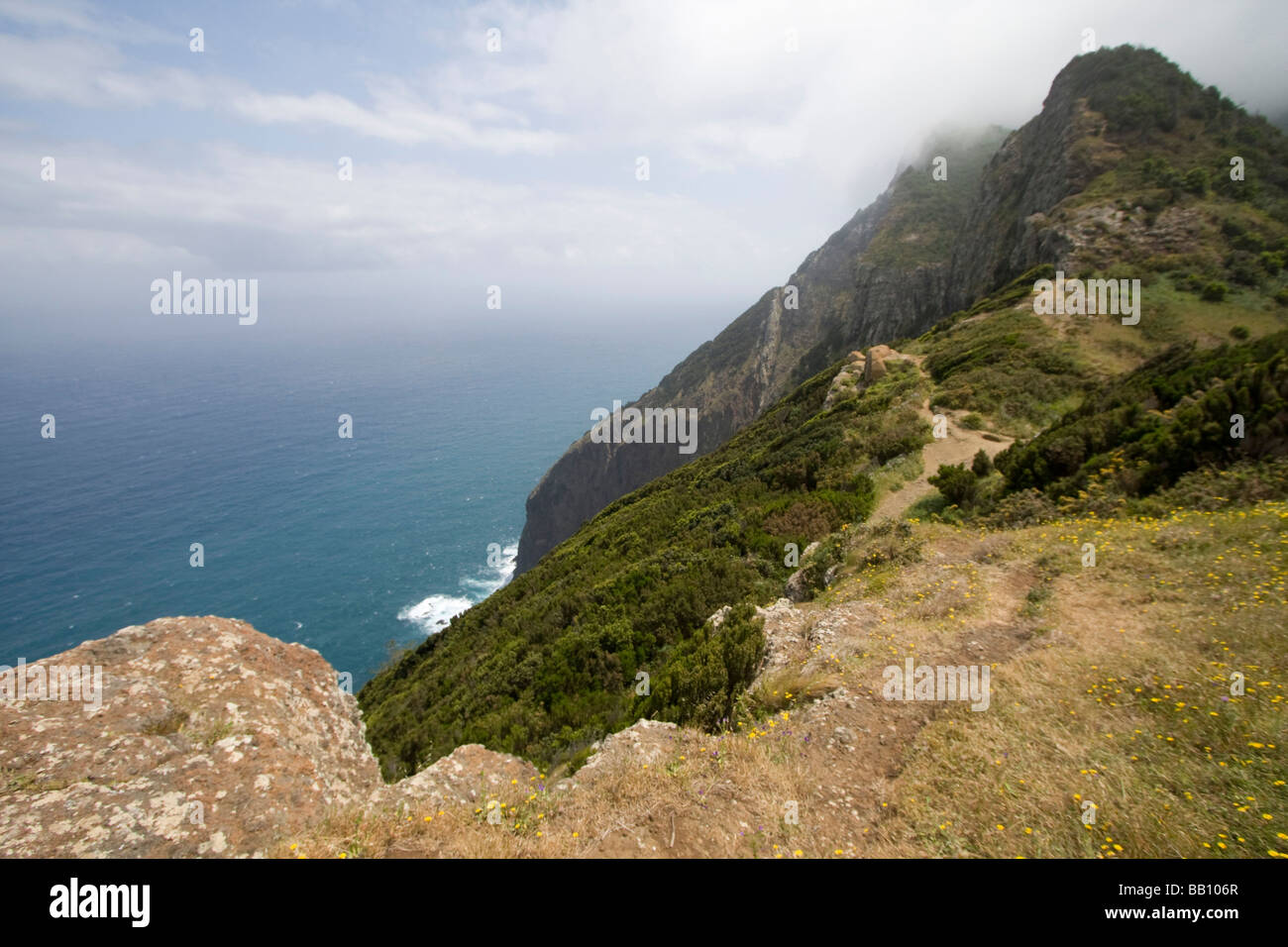 Noth costa scogliere sul mare Madeira Portogallo un'isola a metà Oceano Atlantico Foto Stock