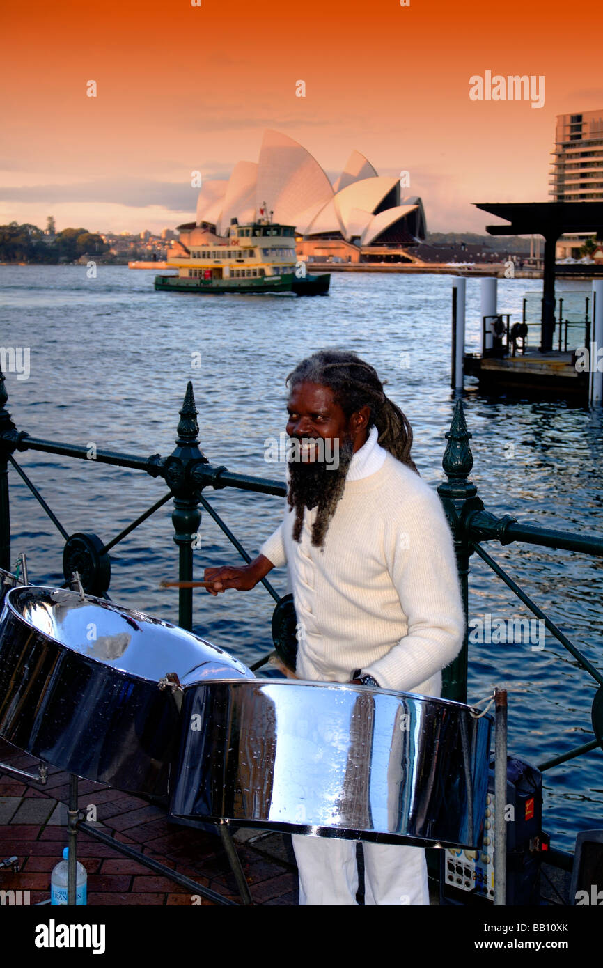 Nativo di uomo nero riproduzione di tamburo di acciaio al porto di Sydney Opera House Australia Foto Stock