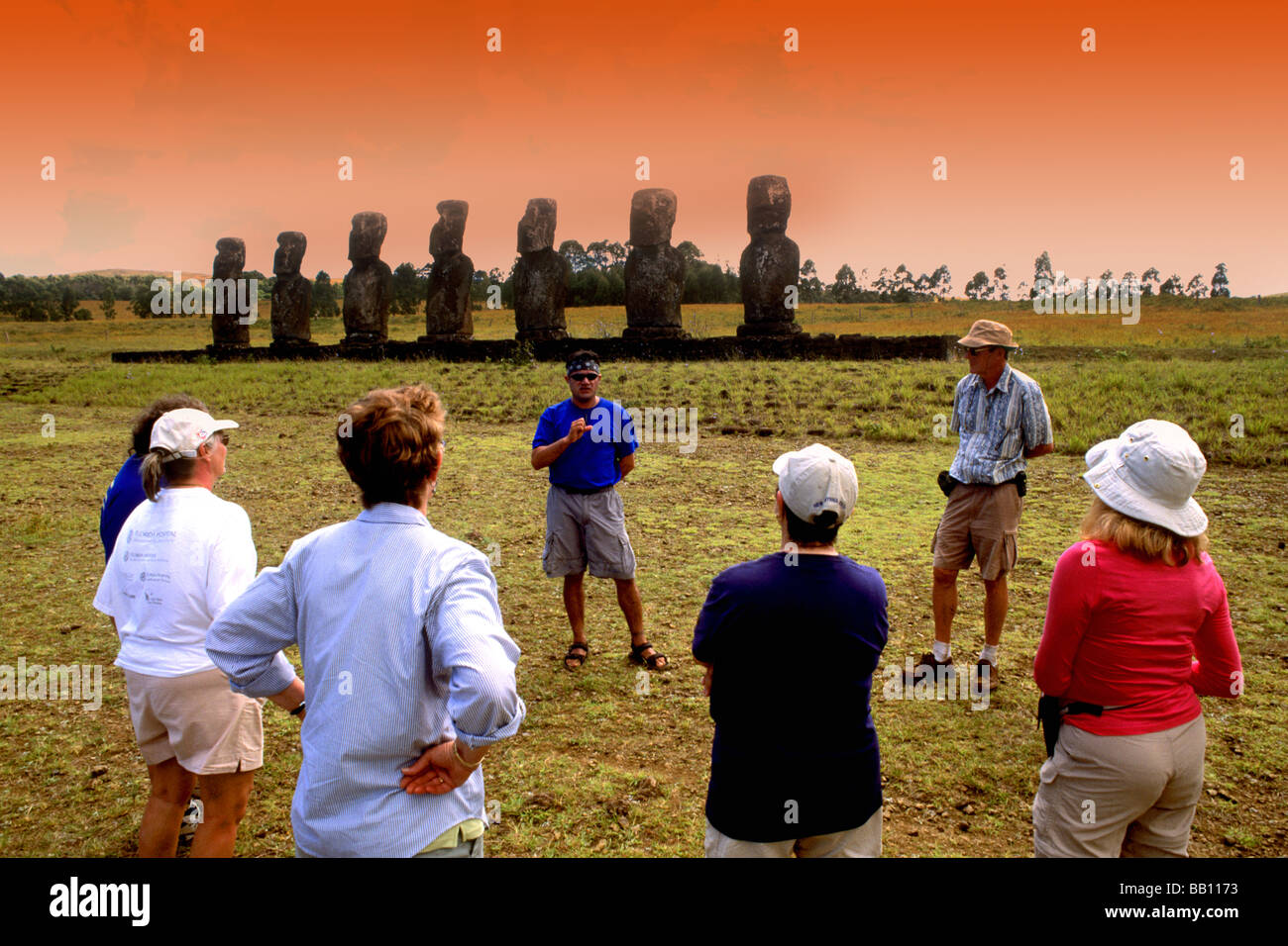 I turisti con guida a Ahu Akivi Piattaforma in isola di pasqua durante il Festival Tapati Rapa Nui Foto Stock