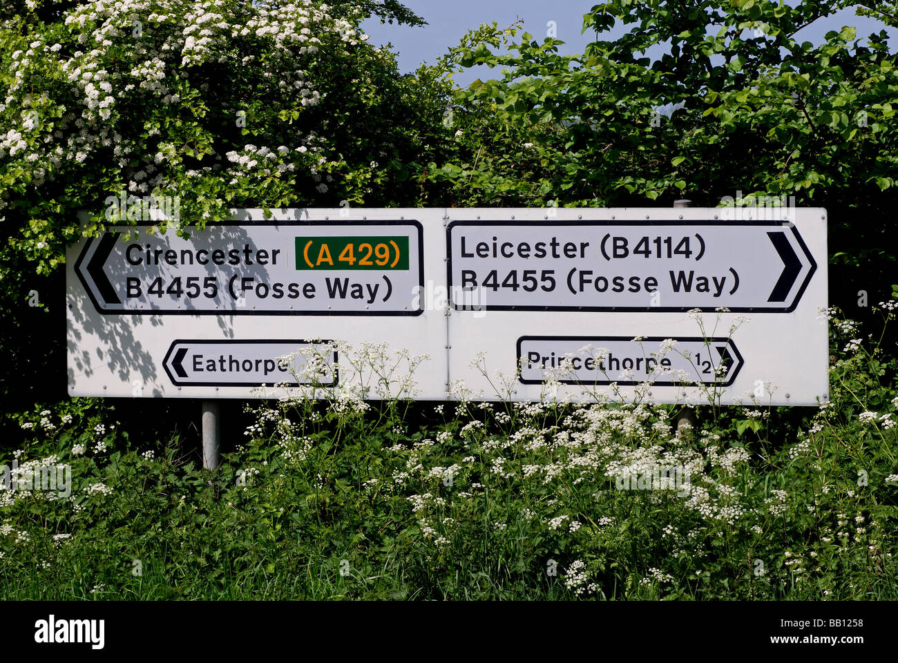 Cartello stradale su Fosse Way, Warwickshire, Inghilterra, Regno Unito Foto Stock