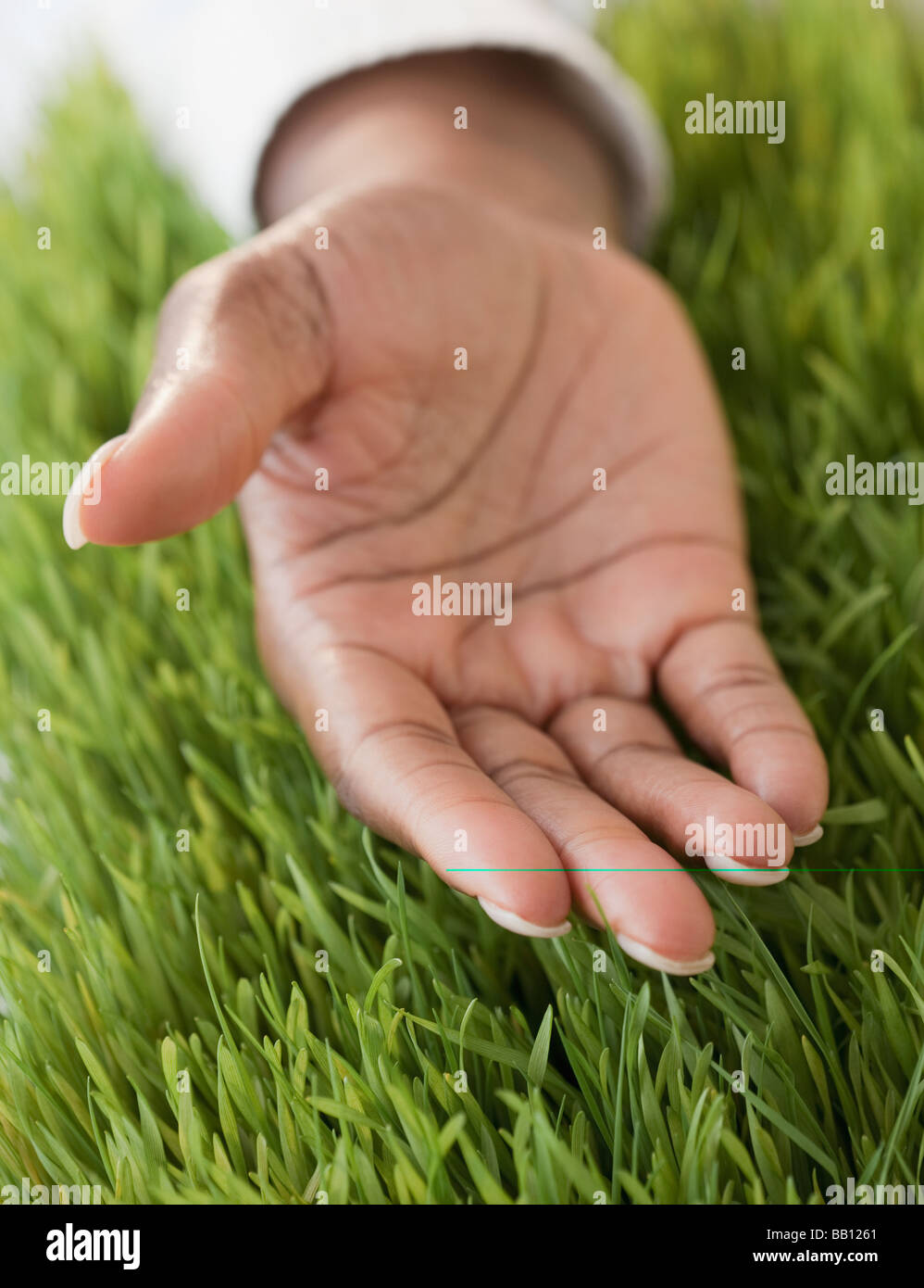 Donna africana la mano aperta in erba Foto Stock