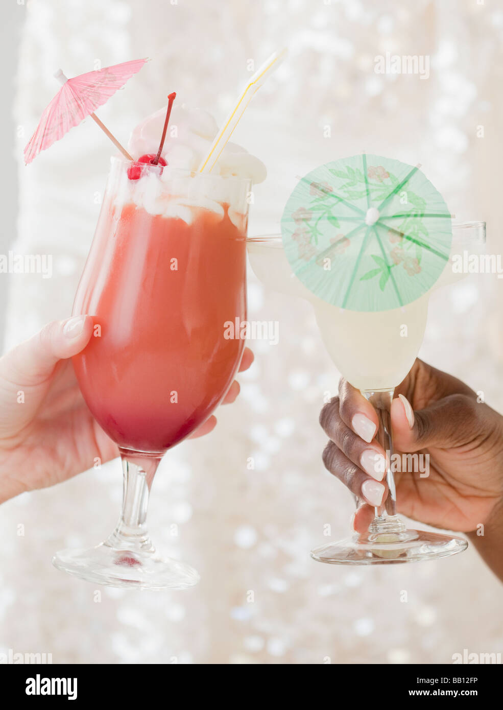 Africani e donna caucasica bevendo cocktail ghiacciati Foto Stock