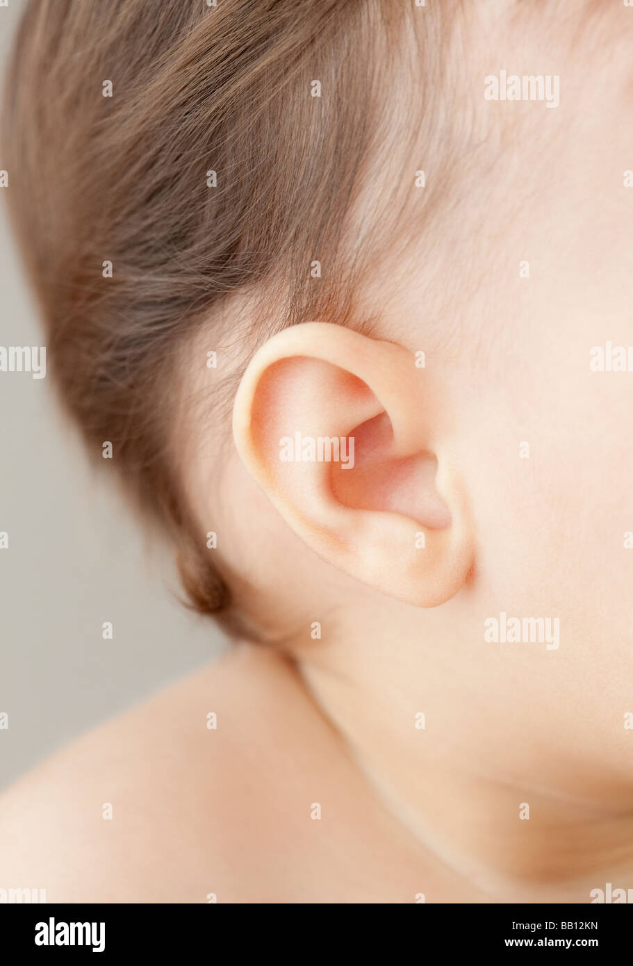 Close up di razza mista Baby girl l orecchio Foto Stock