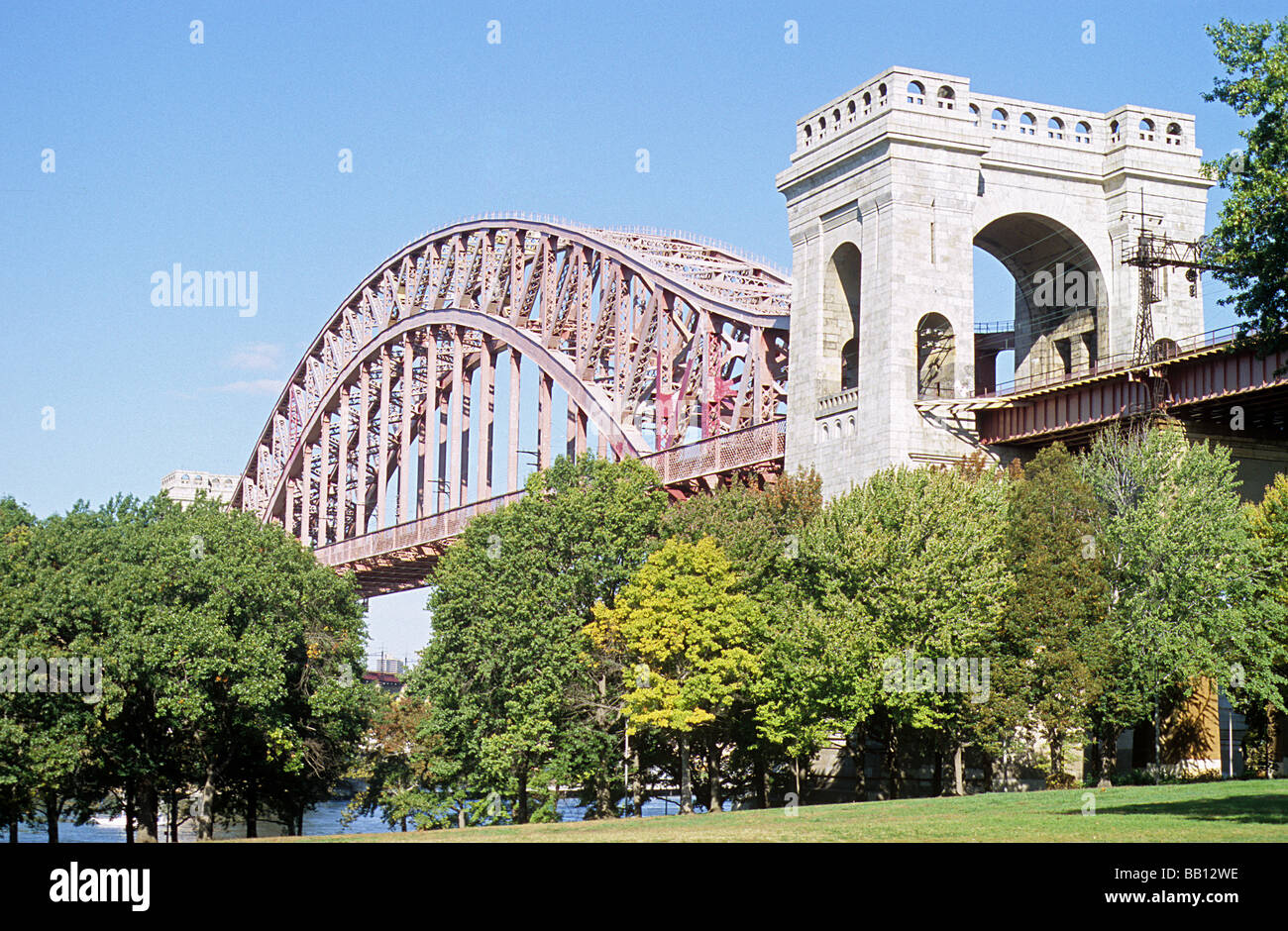 New York, Hell Gate ponte ferroviario sulla East River, visto da Astoria Park. Foto Stock