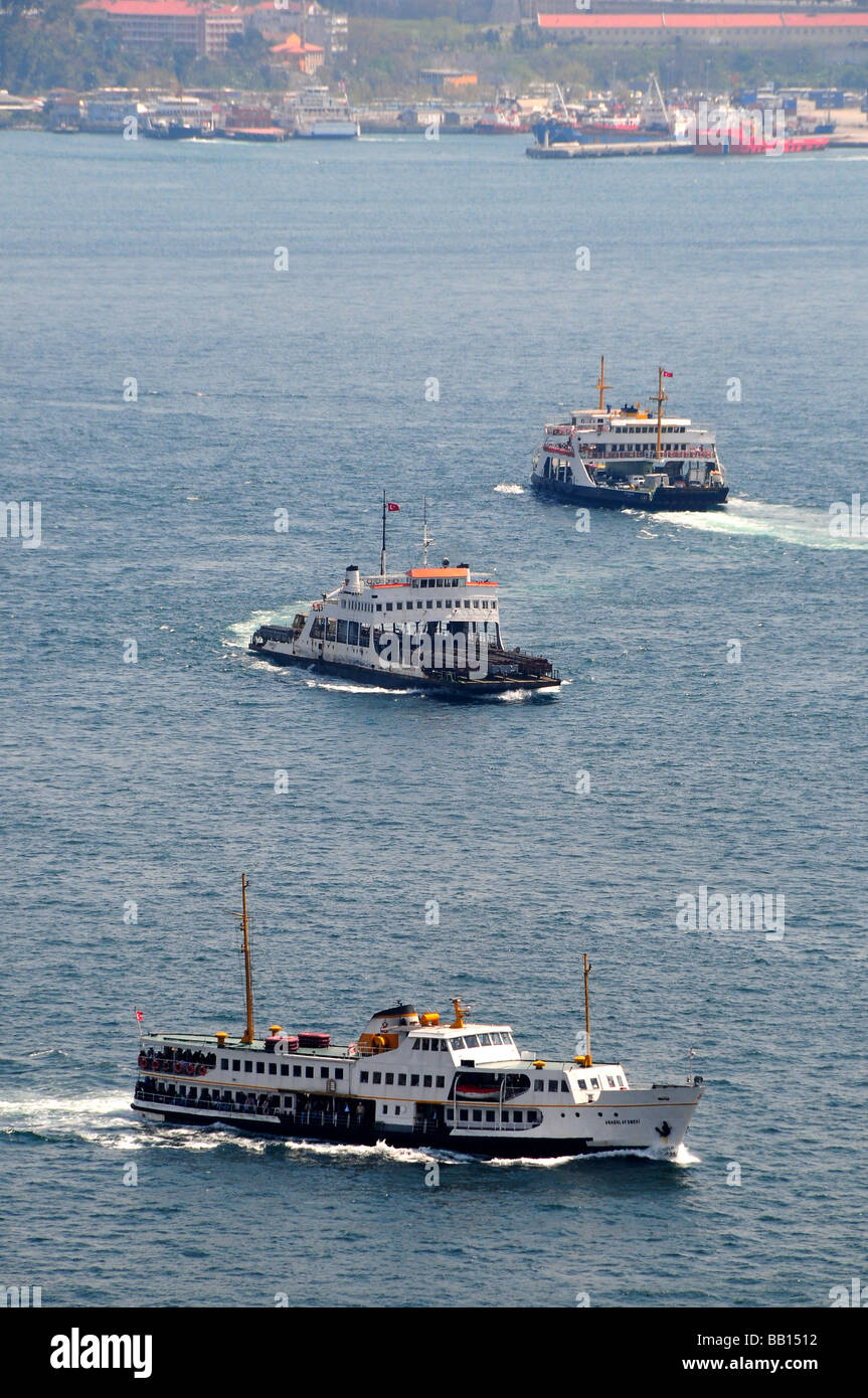 Traghetti che attraversano il fiume sul Bosforo, Istanbul, Turchia Foto Stock