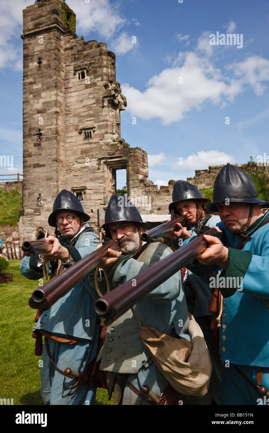 Musketmen del sir William Pennyman il reggimento, una guerra civile inglese rievocazione della società a Tutbury Castle in Staffordshire Foto Stock