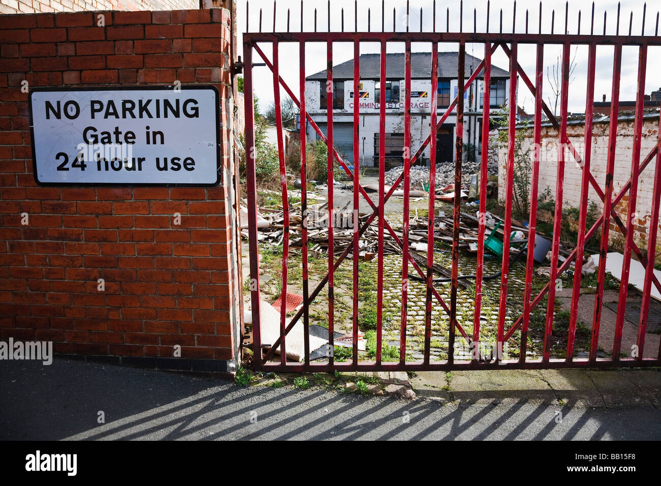 'Gate in 24 ore utilizzare' firmare su garage abbandonati, Derby Foto Stock
