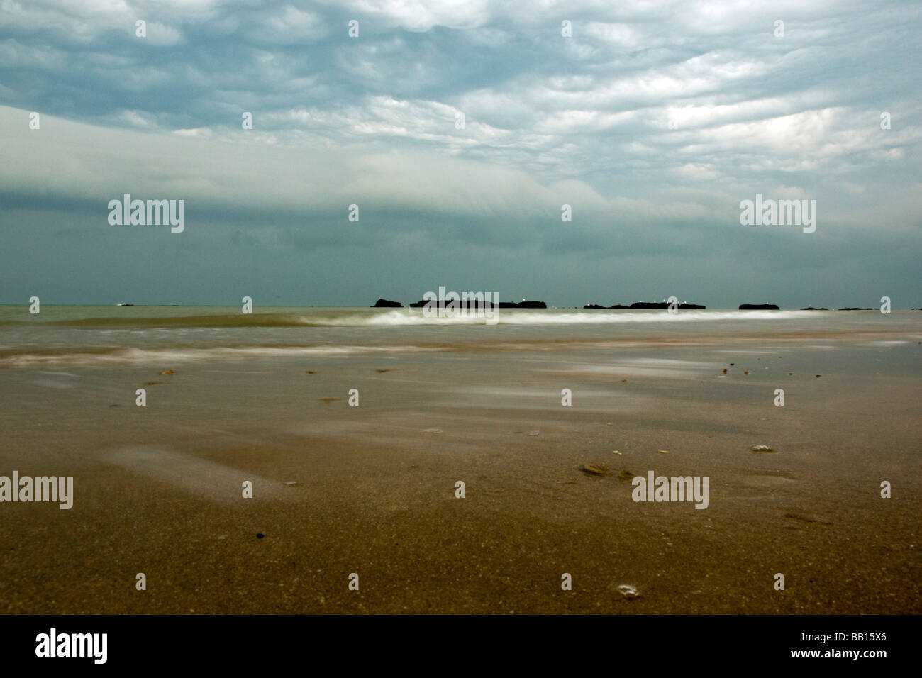 Spiaggia scena, bassa marea e nuvole Foto Stock