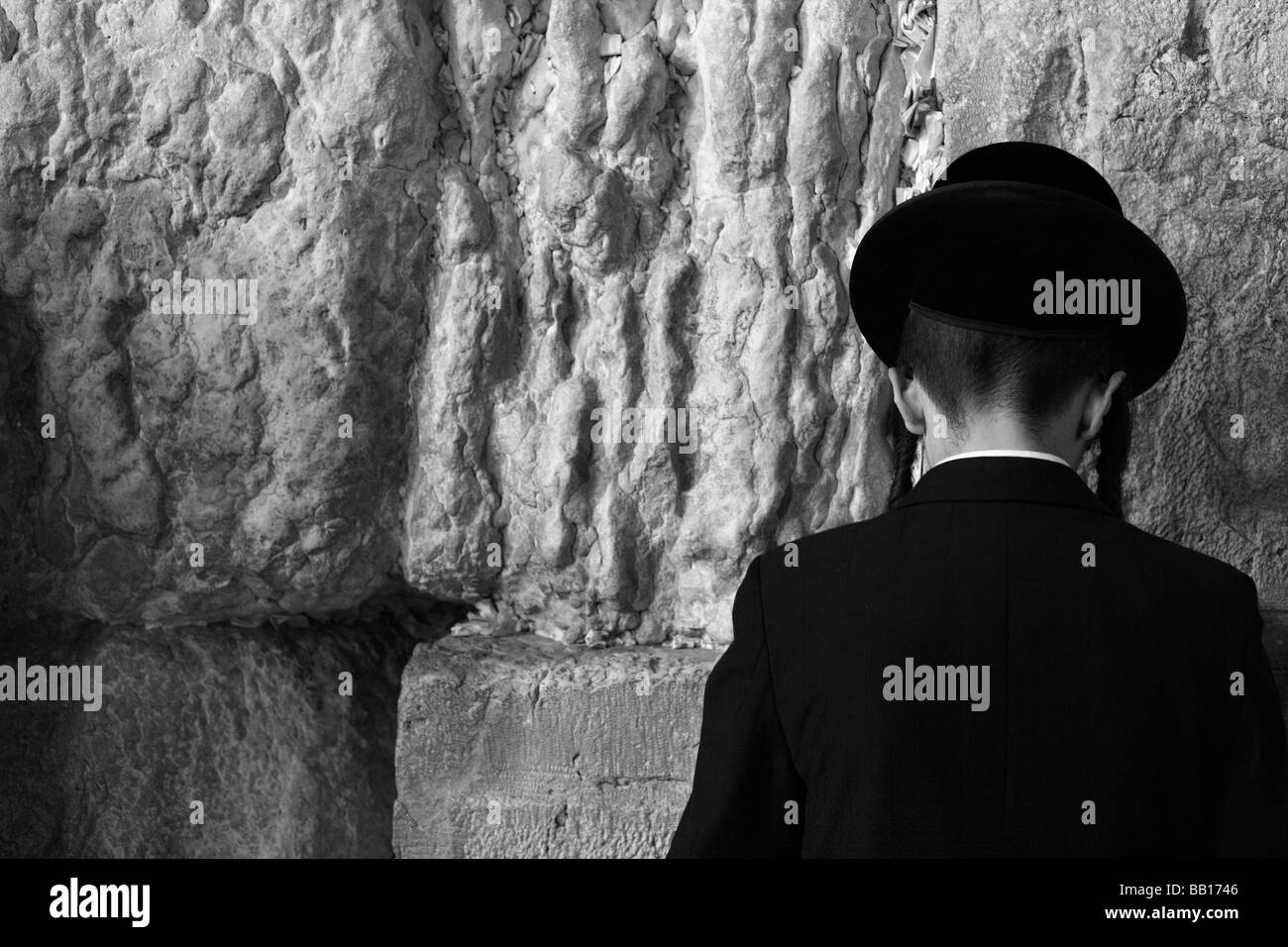 Israele Gerusalemme vecchia città gli ebrei religiosi presso il Muro del pianto Foto Stock