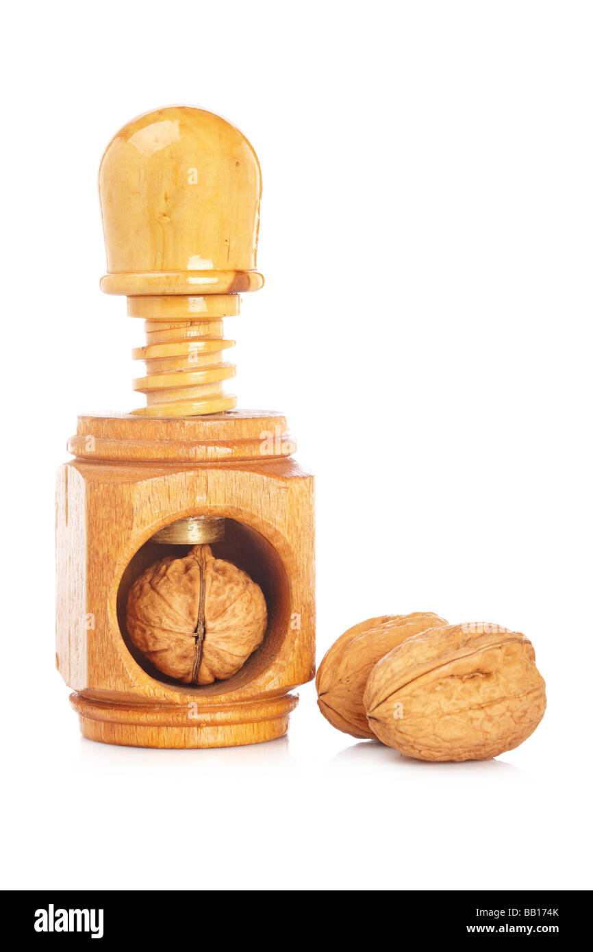 Alcune noci e schiaccianoci di legno riflette su sfondo bianco Foto Stock