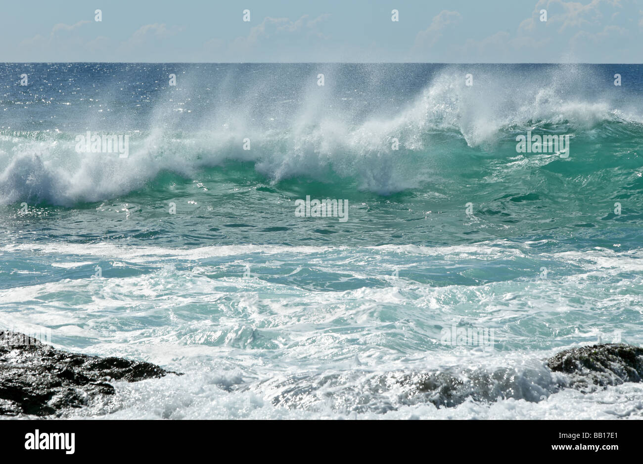 Onde che si infrangono nei pressi di rocce Foto Stock