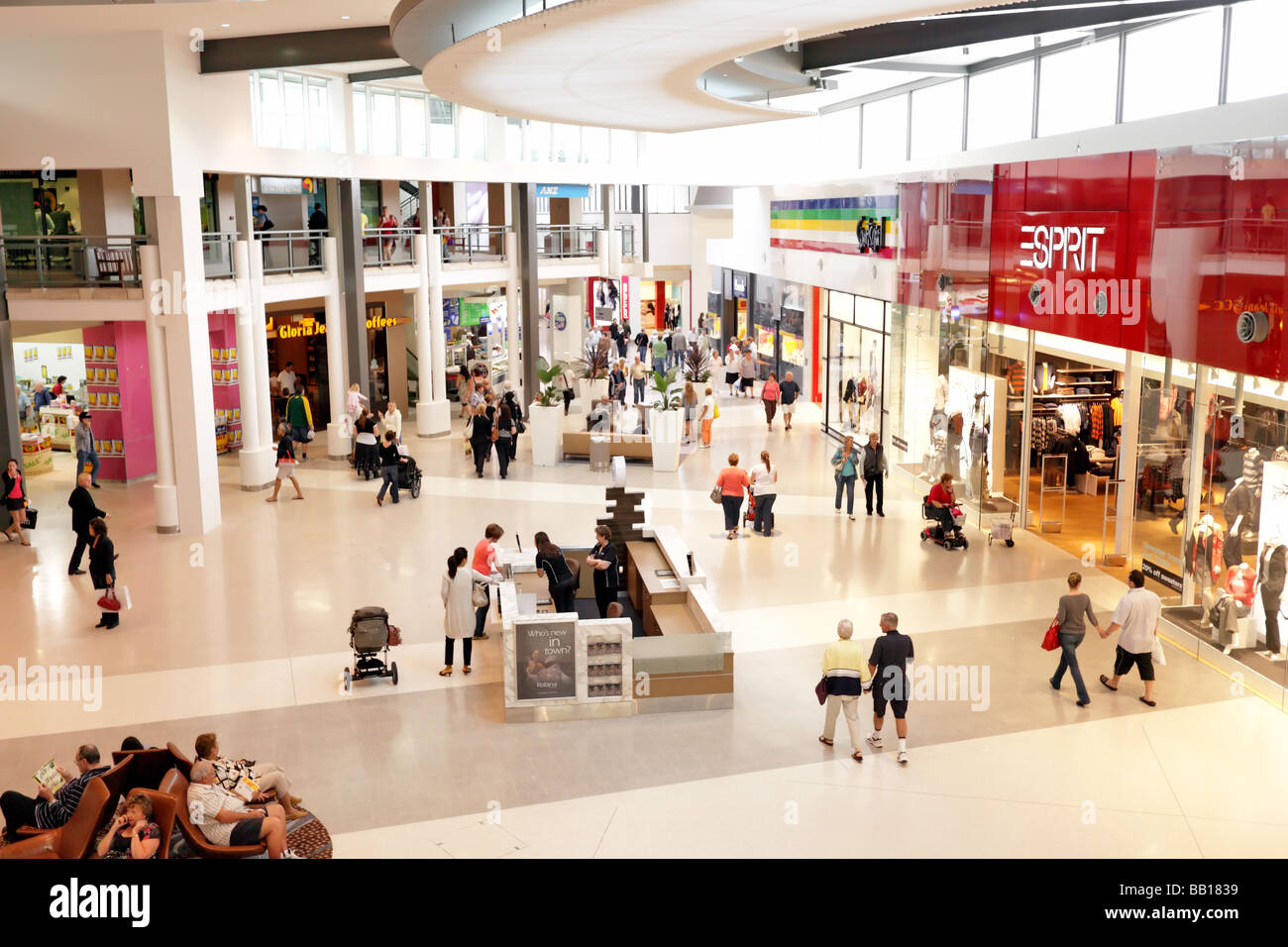 Le scene all'interno di un moderno centro commerciale Foto Stock