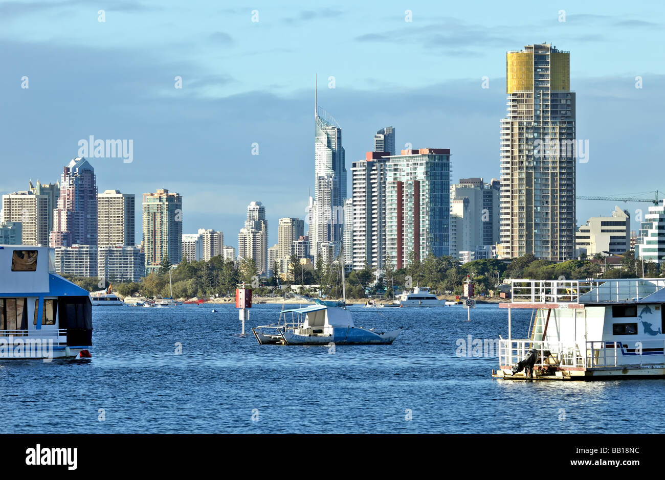 Città su una baia con barche e porti turistici Foto Stock