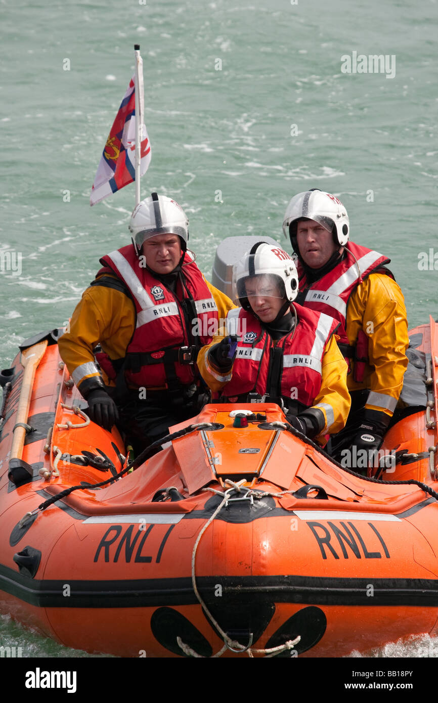 RNLI (Royal National scialuppa di salvataggio istituzione) Membri di equipaggio in barca durante un esercizio di formazione. Foto Stock