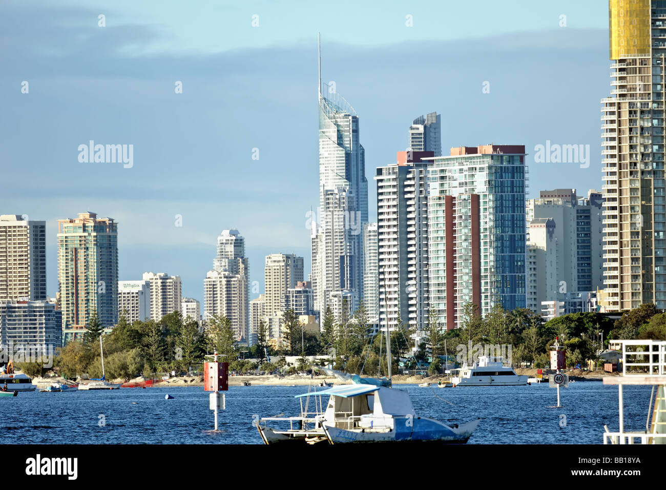 Città su una baia con barche e porti turistici Foto Stock