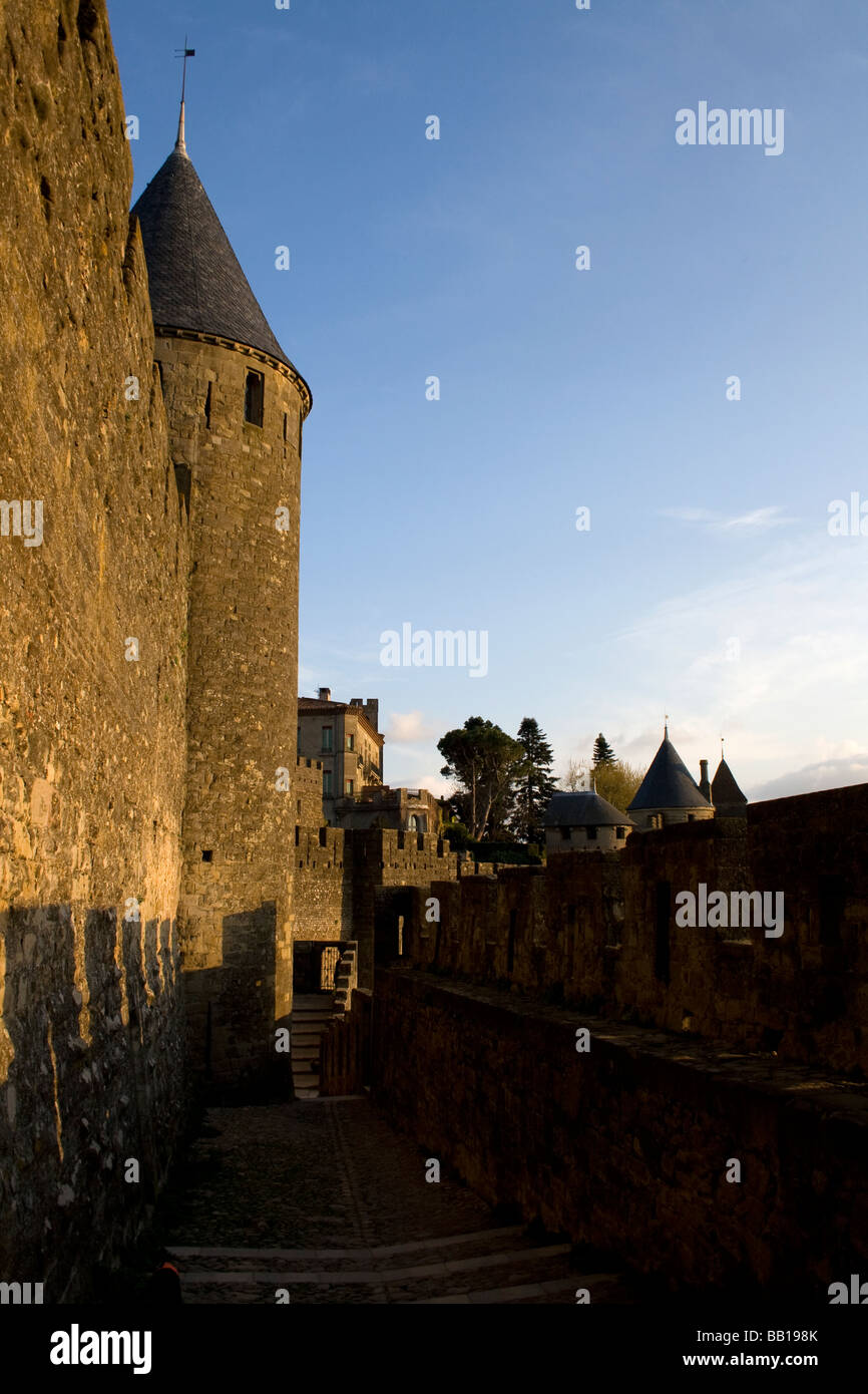 I bastioni della antica città medievale di Carcassonne nel Pays Cathare Languedoc Foto Stock